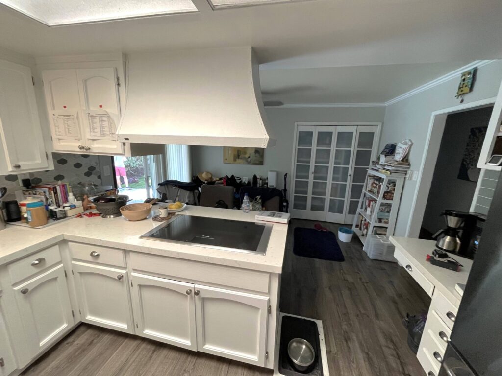 Before kitchen remodel with cooktop on peninsula